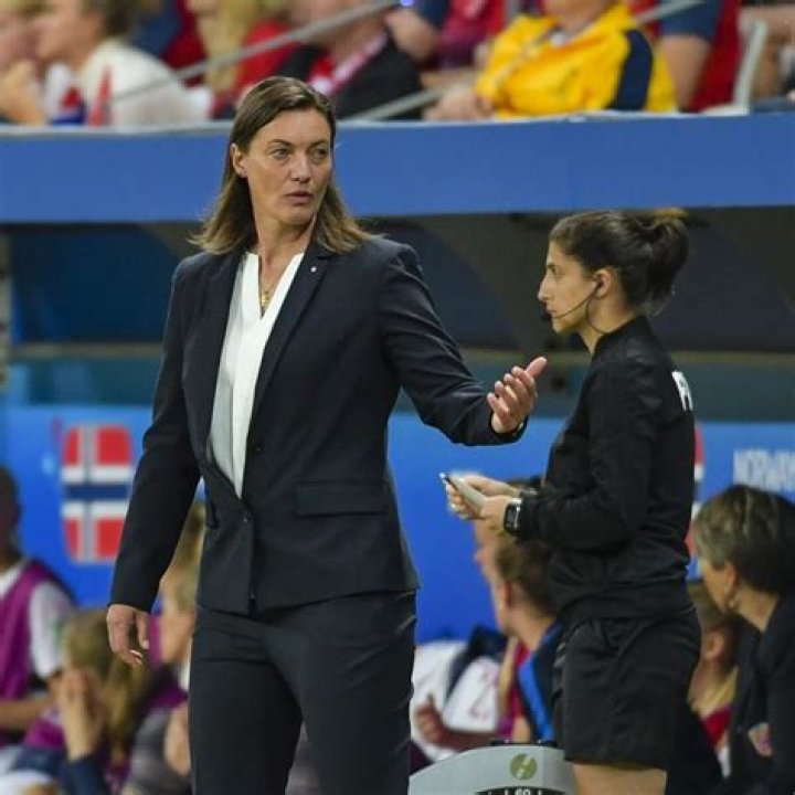 Corinne Diacre wikipédia, biographie, épouse, origine, mari, nouveau compagnon, taille, enfant et plus