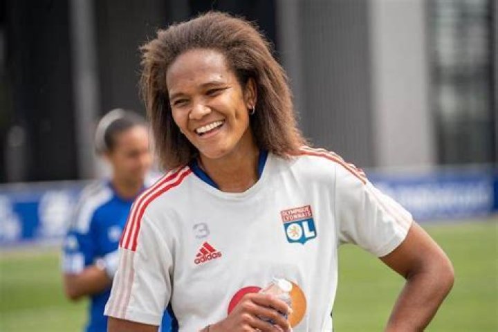 Wendie Renard wikipédia, biographie, épouse, origine, mari, nouveau compagnon, taille, enfant et plus